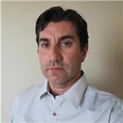 Docente de matemáticas da clases a alumnos de enseñanza básica, media y PDT